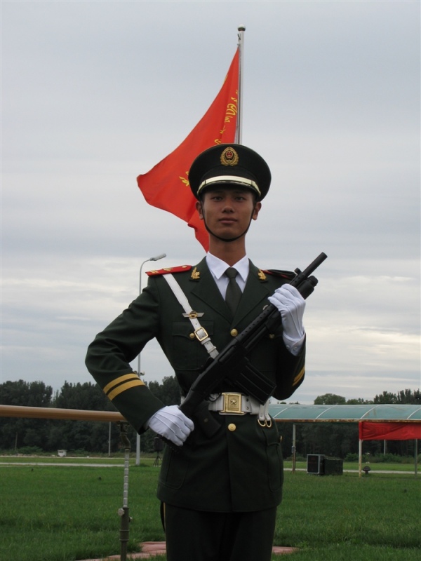 徒步方队最帅男队员 从模特到受阅队员 在武警方队,刘赫铭是绝对的偶