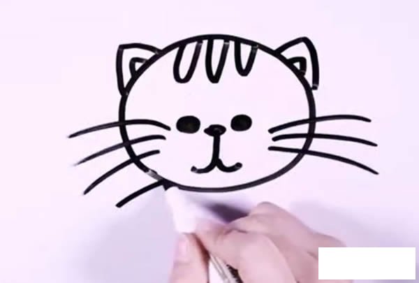 叼鱼骨头的小猫简笔画