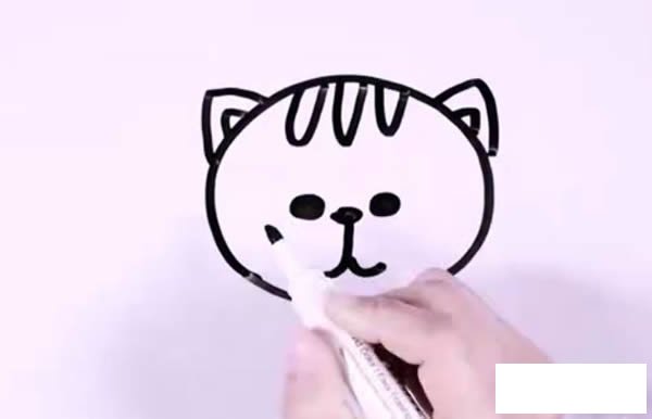叼鱼骨头的小猫简笔画